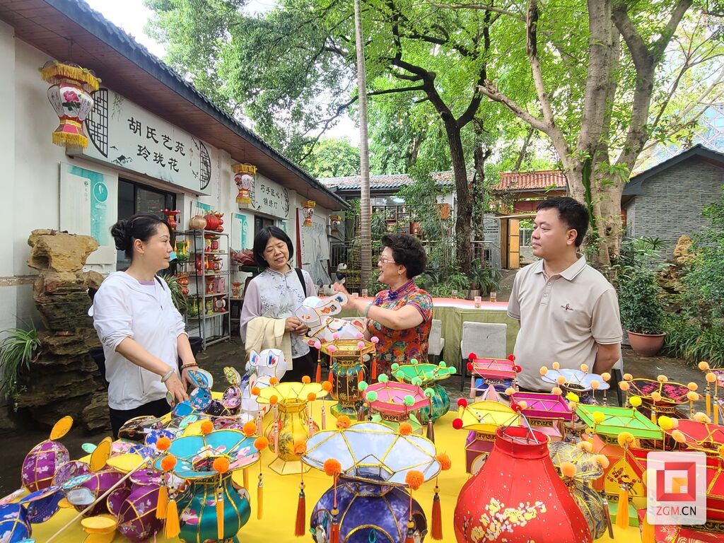 中国民协副主席荣书琴一行莅临自贡“胡氏花灯”调研.jpg