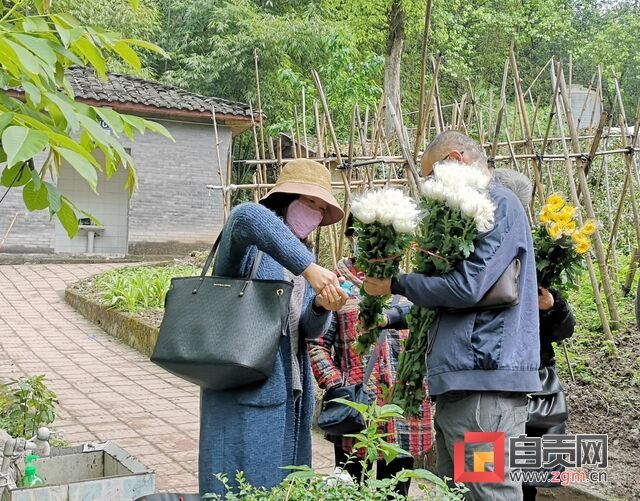 群众自己准备好祭奠的鲜花.jpg