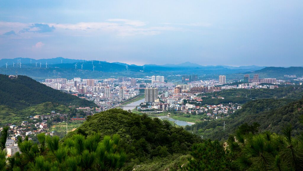 山水林城，绿美大悟。喻玲园 摄