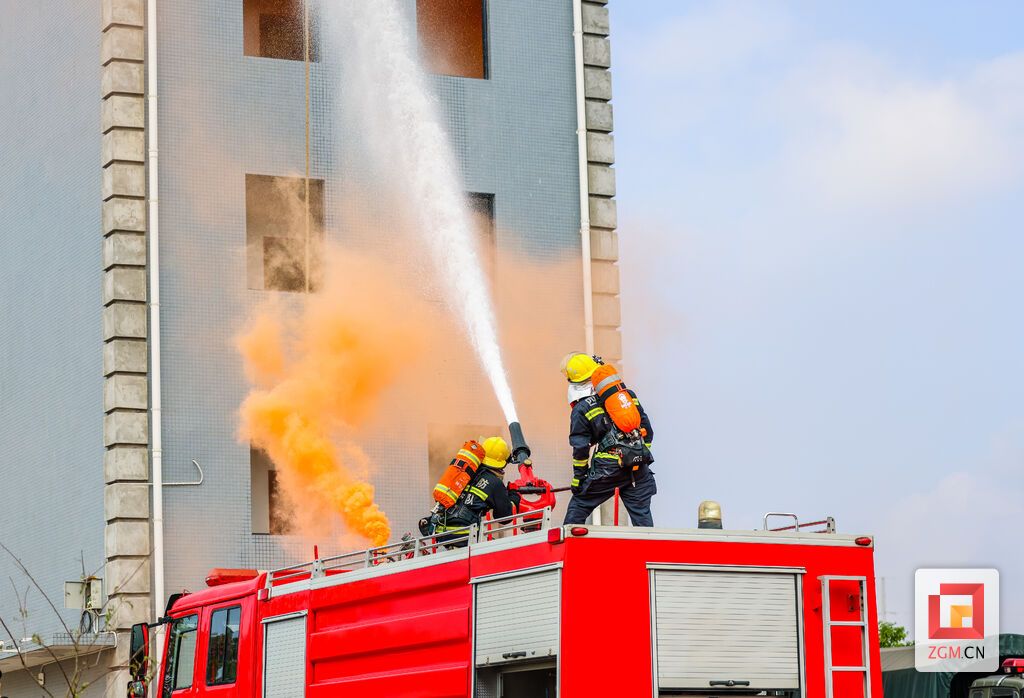 利用车载水炮对“起火”建筑开展出水灭火