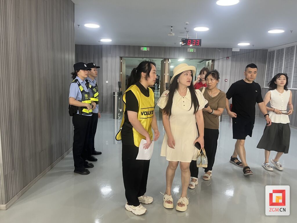 志愿者为观众指引座位_20260725120815.jpg