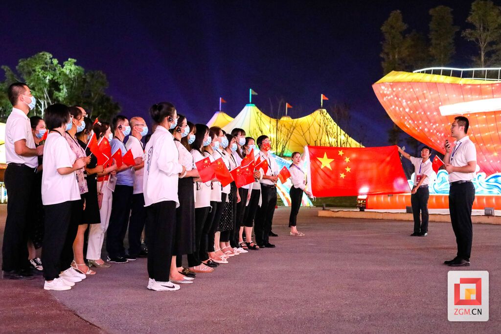 9月30日晚，榮縣市場監(jiān)管局黨員隊(duì)伍現(xiàn)場聆聽第100場示范課