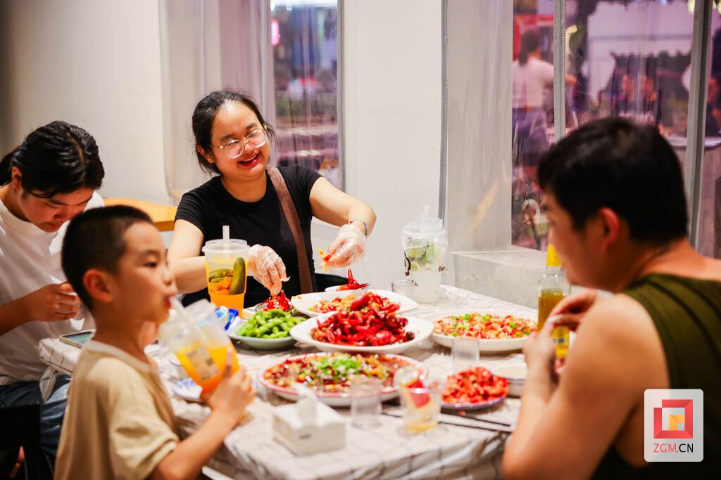 市民阖家围坐品尝特色夜宵,烟火美食勾勒自贡温馨热闹的夏日夜生活 记者 宋姿熠 摄.jpg