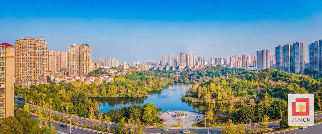 南湖公園五彩斑斕，像是大自然打翻的調(diào)色板，與藍(lán)天、碧水相映成趣，美不勝收 (2).jpg