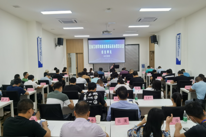 结业典礼上，学员交流学习心得。