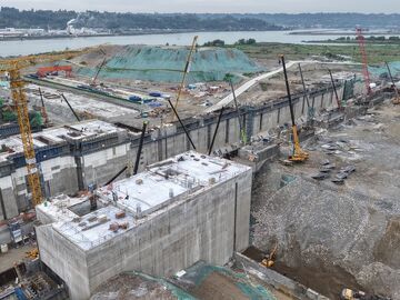 岷江东风岩航电枢纽工程船闸封顶，预计年底通航