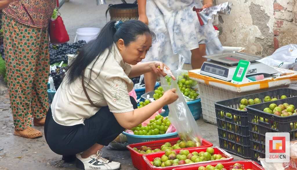 赶场天市民在大山铺购水果 记者 罗祥瑞摄.jpg