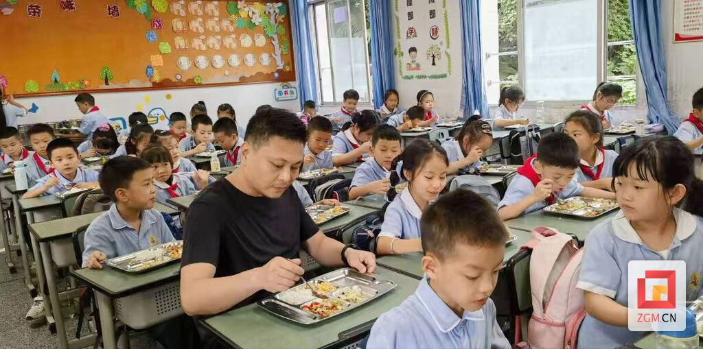 塘坎上小学师生同餐.jpg
