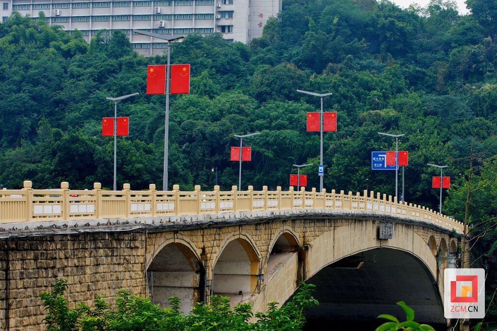 水涯居大桥红旗装点,青山衬佳节 记者 曾涛 摄.jpg