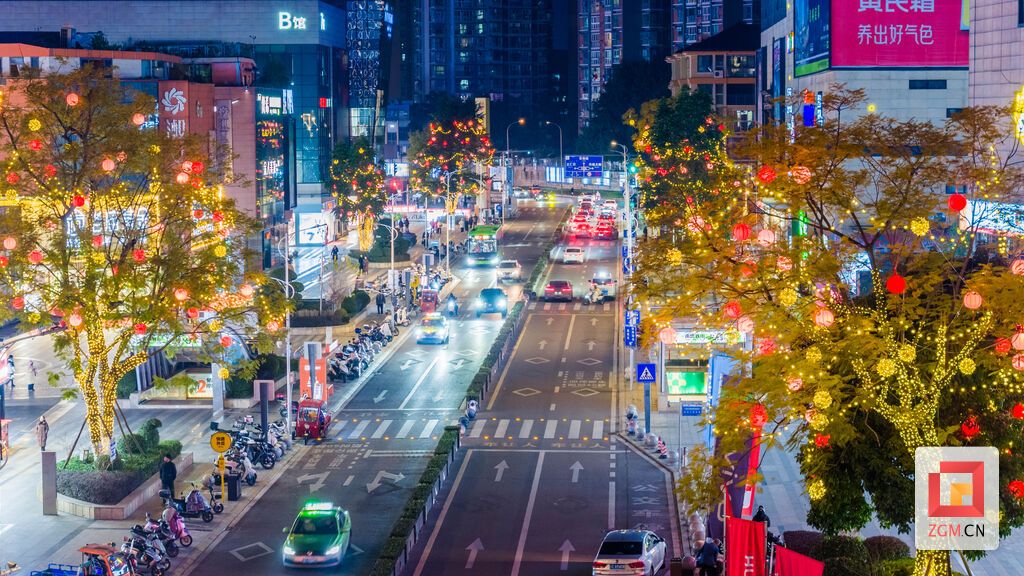 华商街头彩灯点缀，夜景流光溢彩 记者 宋姿熠 摄.jpg