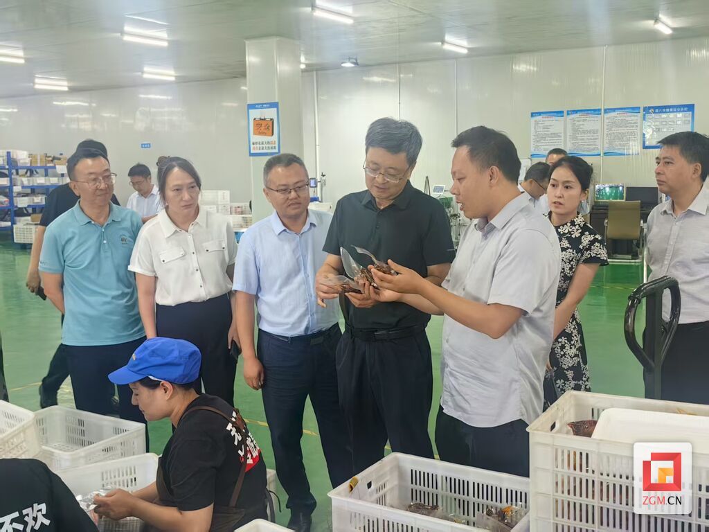 市政协主席王猛在联系服务企业贡井天天鑫食品公司调研食品安全工作.jpg
