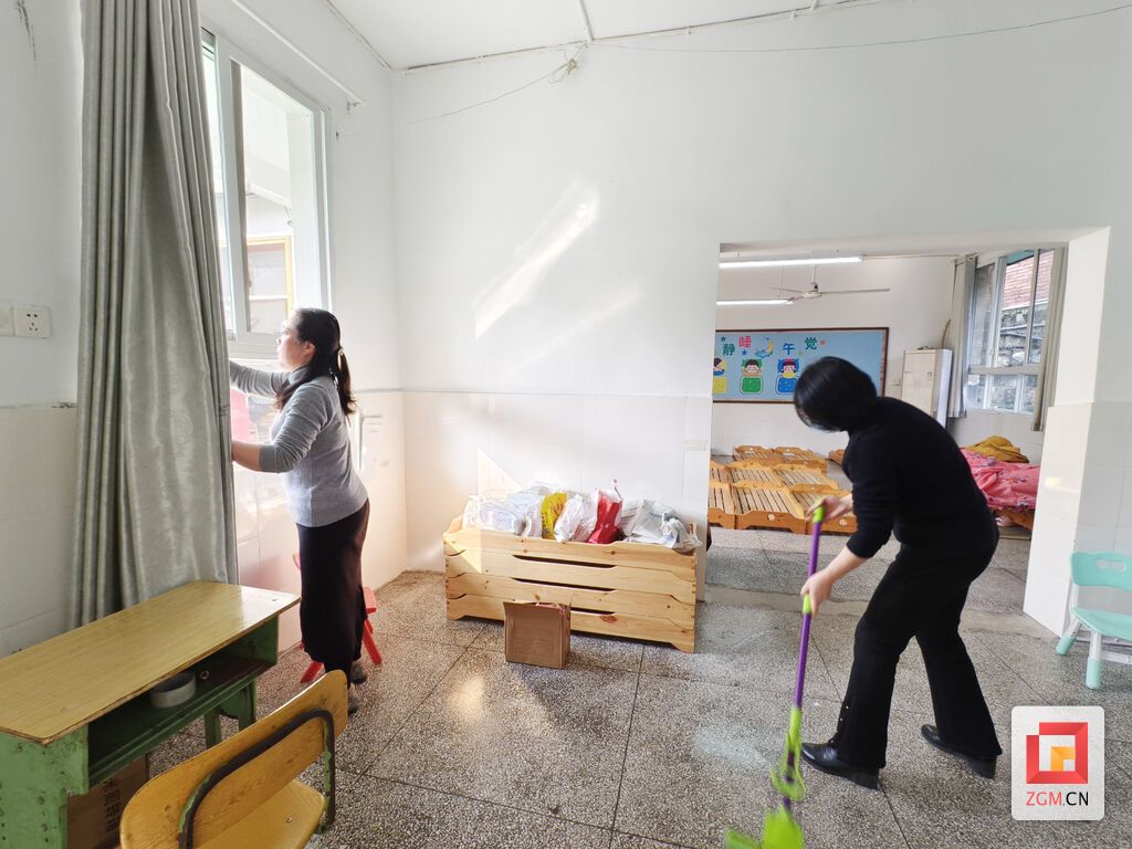 大安区和平幼儿园教师整理宿舍.jpg