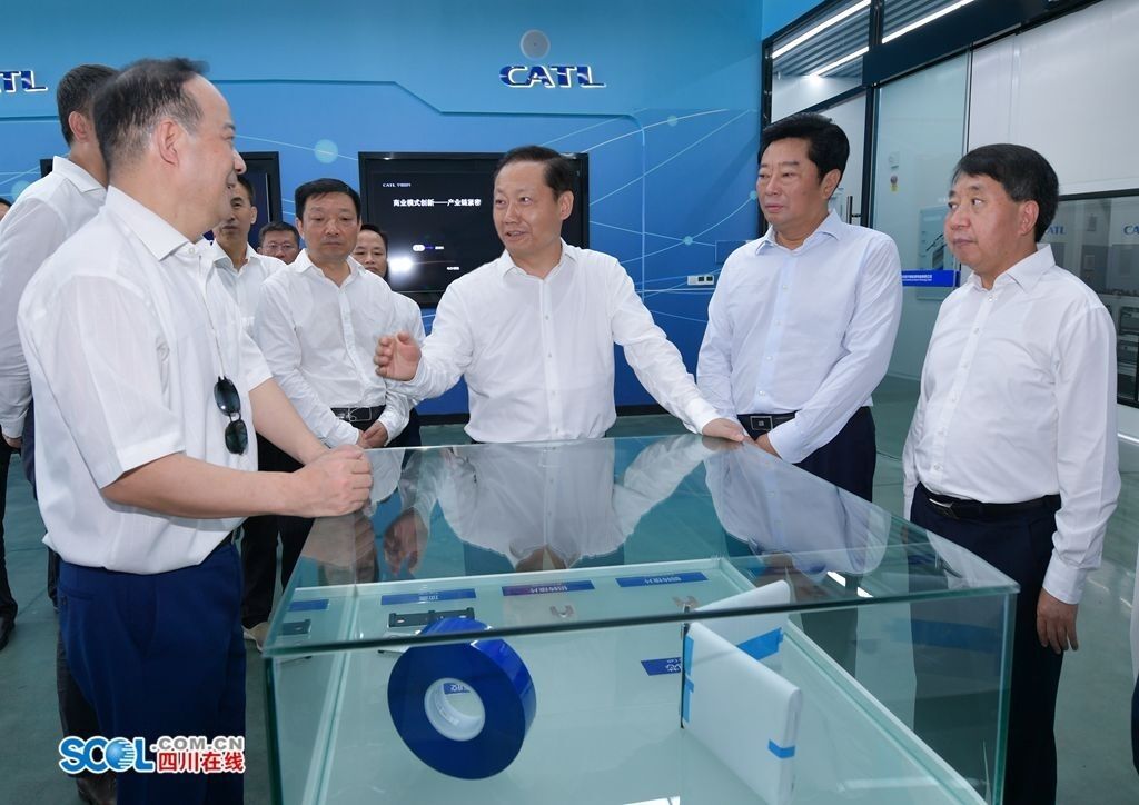 7月14日，省委书记彭清华到宜宾市三江新区四川时代动力电池项目建设现场调研，走进已投产的一期生产车间和产品展区，察看了解项目规划建设、智能生产线运行、产品研发创新及应用和带动锂电产业集聚发展等情况。