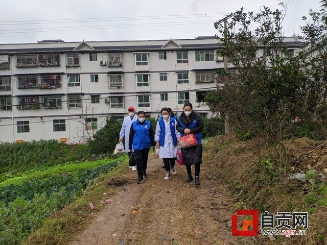 全国最美家庭成员刘晓红（左）、四川好人杨丽萍（中）为事实孤儿送去防疫、生活物资.jpg