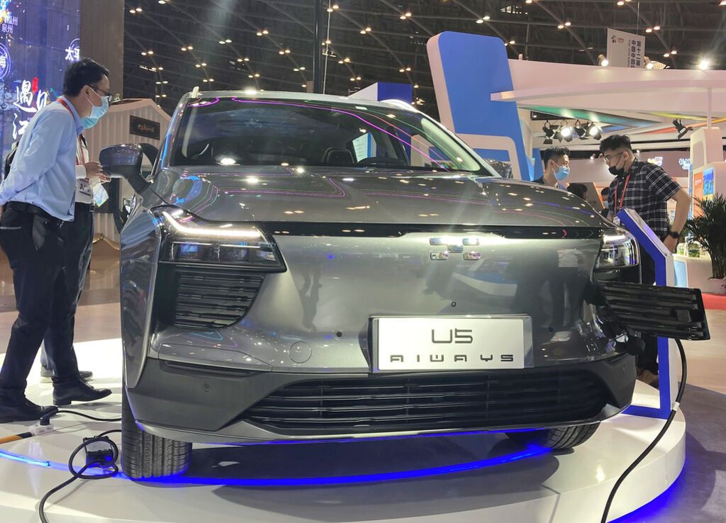 5月23日，山西太原，中部投资贸易博览会上的新能源汽车。新华社记者 王皓 摄