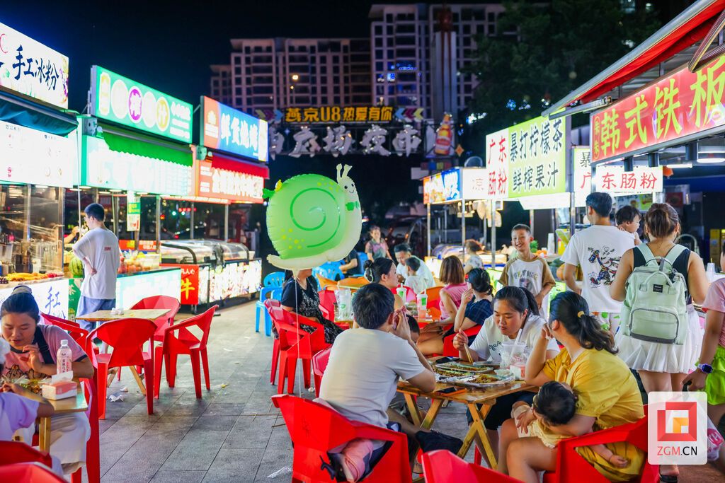 灯光琳琅的华商夜市座无虚席,市民欢聚享用美食,尽显自贡热闹鲜活的夜间烟火气息。记者 宋姿熠 摄.jpg