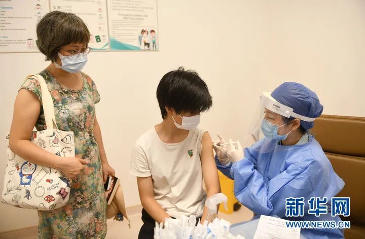 ▲7月27日，在广东祈福医院的15-17岁高中生新冠疫苗接种专场上，一名高中生在家长的陪同下接种疫苗。(新华社记者 卢汉欣 摄)