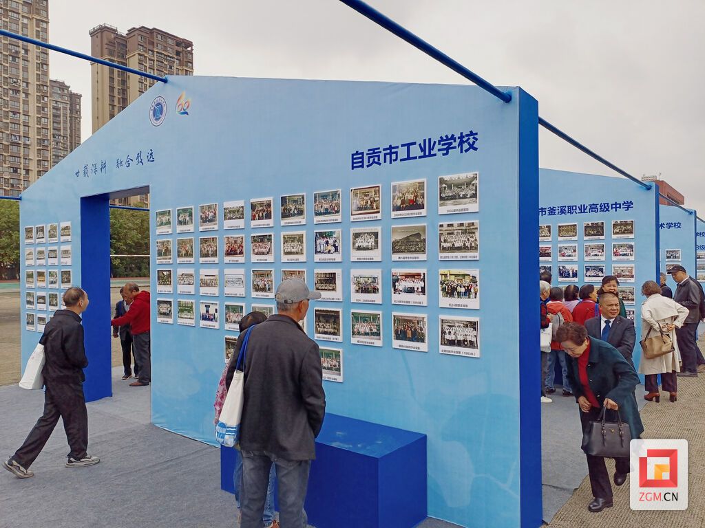 历届校友找寻回忆 记者 陈凡逸 摄.jpg