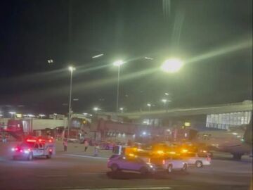 美国纽约两架联合航空客机发生地面擦碰事故