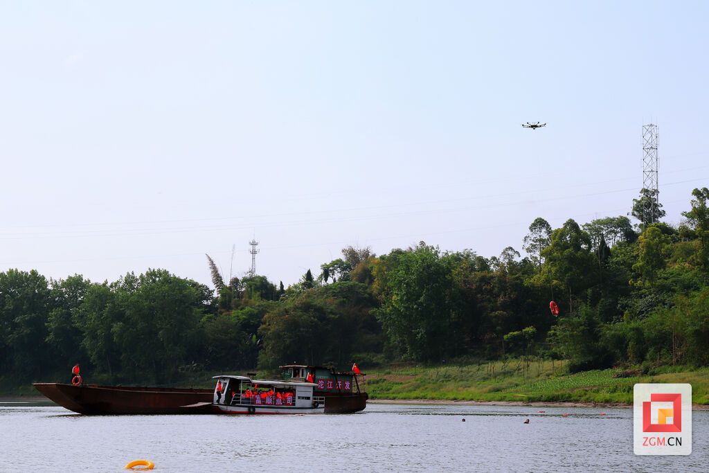 图：无人机投放救生圈
