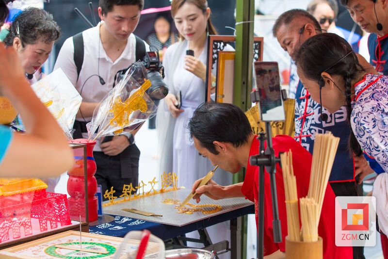 非遗糖画展示 记者 叶卫东 摄.jpg