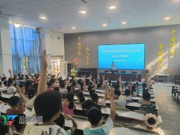 沿滩区邓关街道联合邓关交警中队开展交通安全宣讲进校园活动