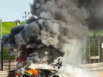 China GT上海站突发事故，赛车起火爆燃！79号车手放弃比赛火海中救人，现场画面曝光
