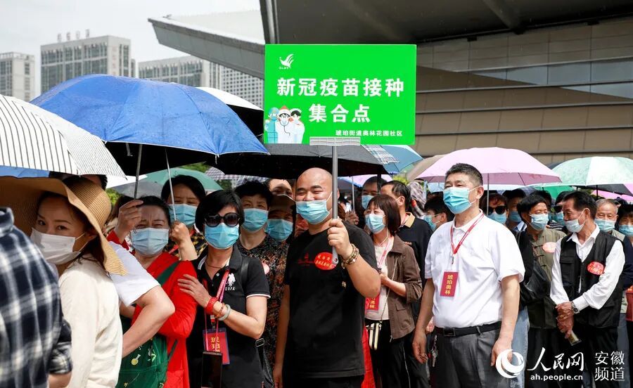 排队现场有社区组织集体接种。人民网 张俊摄