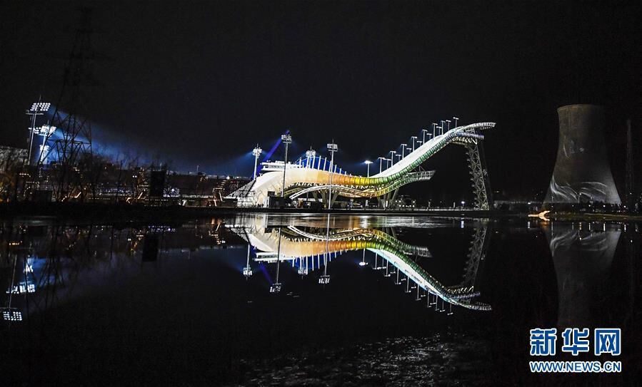 这是2019年12月14日拍摄的北京首钢滑雪大跳台夜景。 新华社记者 夏一方 摄