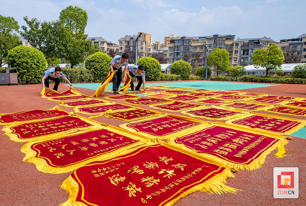 每一面锦旗,都彰显反诈民警的滚烫初心.jpg