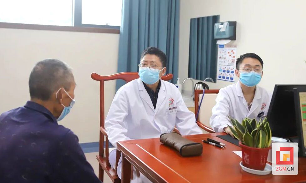 何爱国（中）正在为病人会诊