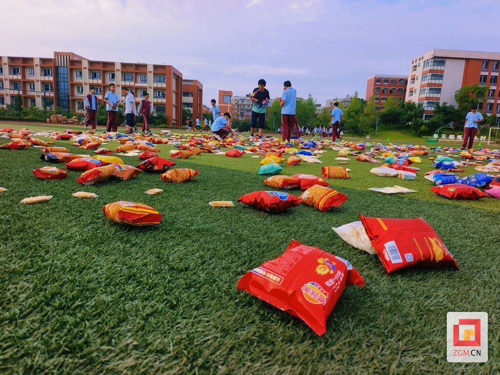 板仓实验六一抢零食比赛.jpg