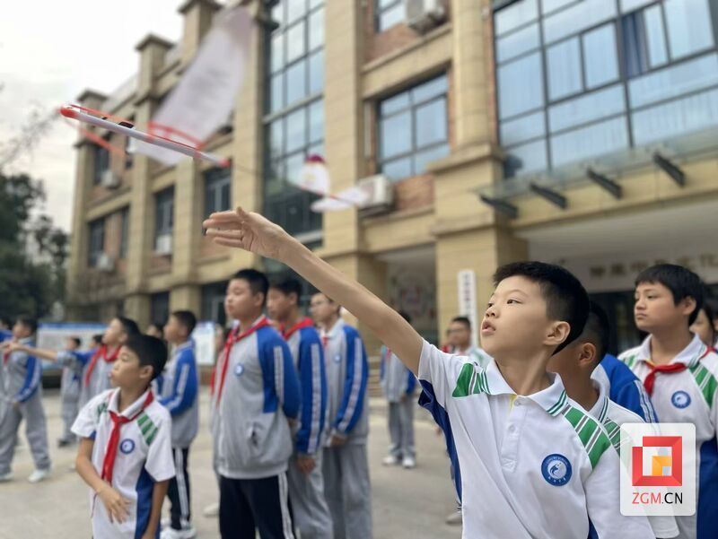 放飞梦想（龙湖中学供图）.jpg