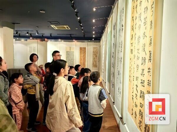 自贡市第七届新人新作展观展现场.jpg