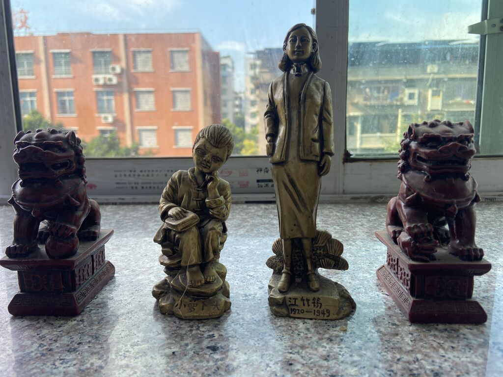 楊俊生家中的陽(yáng)臺(tái)上擺放著江姐和小蘿卜頭的雕像