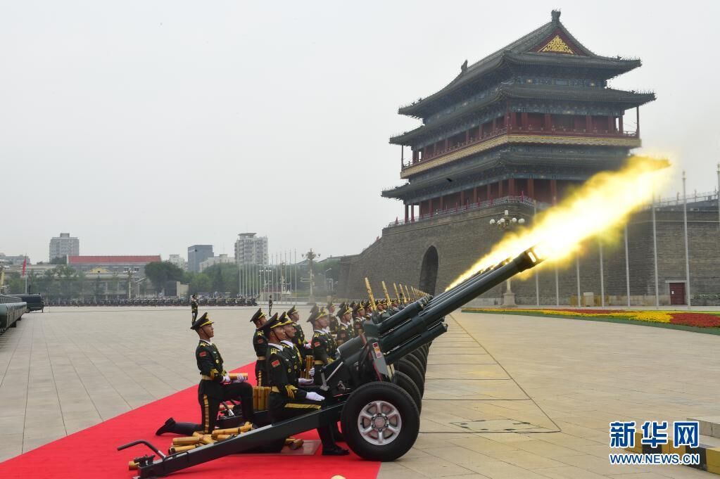 7月1日上午，庆祝中国共产党成立100周年大会在北京天安门广场隆重举行。这是礼炮鸣响。新华社记者 彭子洋 摄