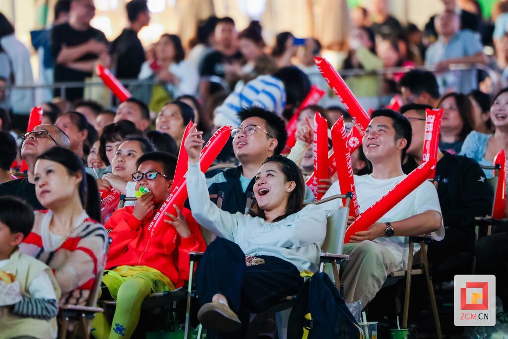 呐喊助威 气氛火爆 记者 宋姿熠 摄.jpg