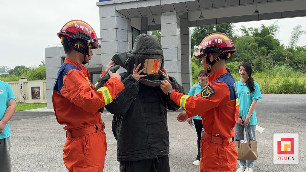 1防火隔熱服試穿 (2).jpg