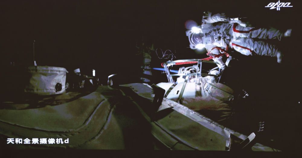 7月4日，在北京航天飞行控制中心大屏拍摄的两名航天员在舱外工作场面。