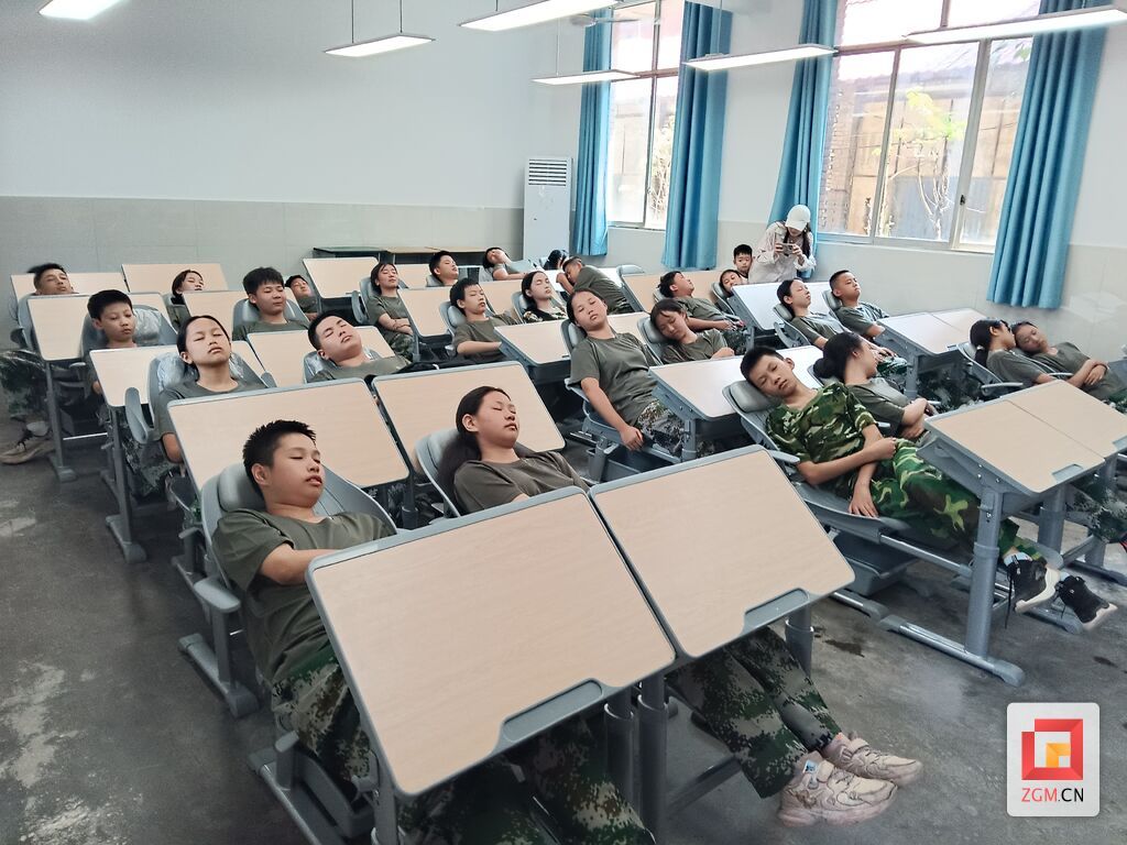 自贡六中可躺式课桌椅.jpg