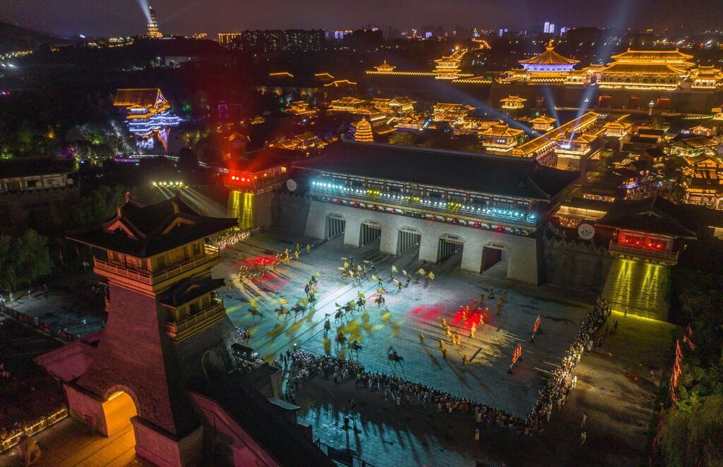襄阳唐城景区夜色醉人。图片由襄阳日报社提供