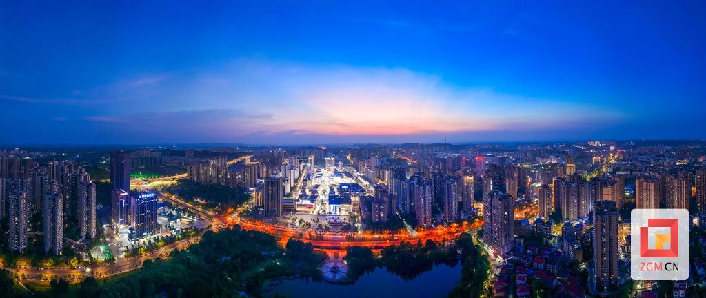 如火的夕陽將整片天空染成瑰麗的橘紅色 記者 宋姿熠 攝.jpg