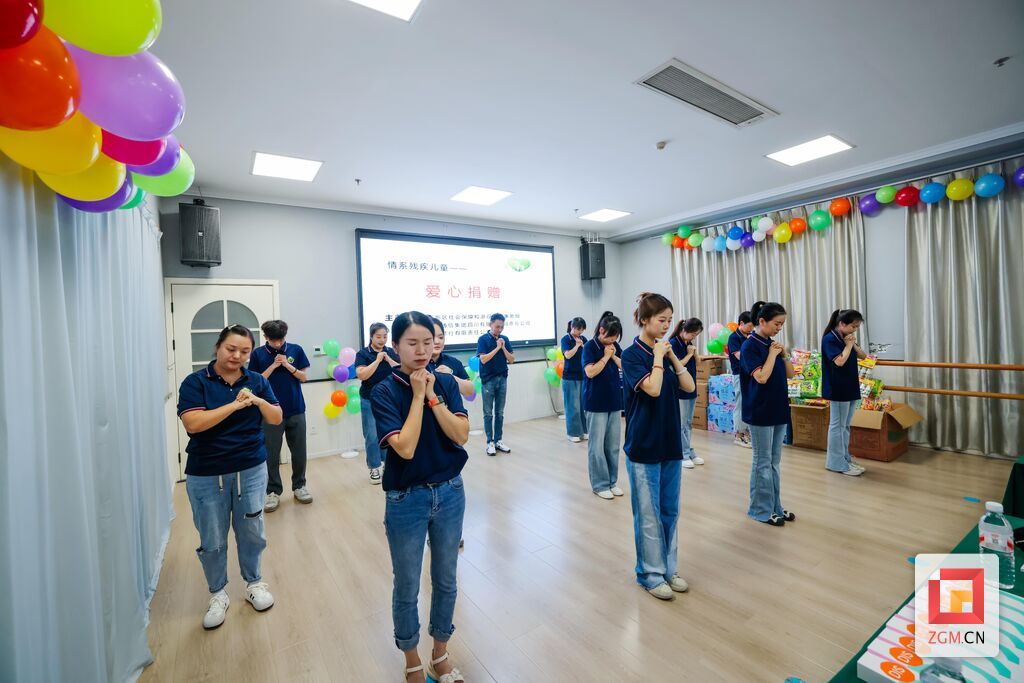 教师表演手语舞 宋姿熠 摄.jpg