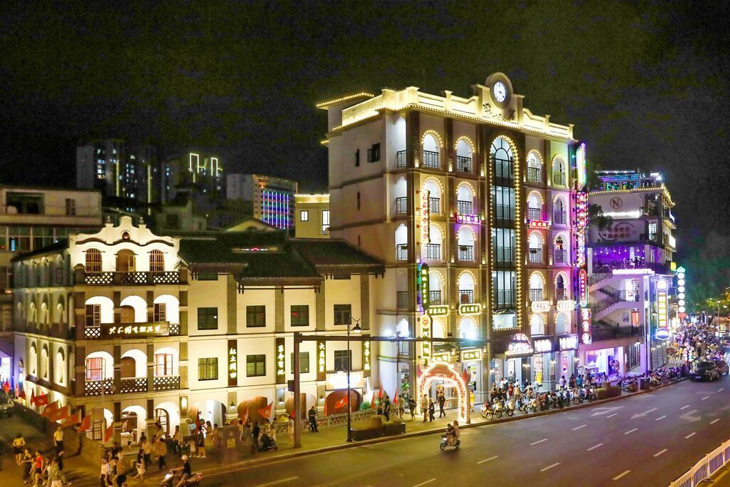 龙岩市依托闽西工农银行旧址、毛泽民旧居等红色旧址，打造特色街区，成为当地的网红打卡地。图片由闽西日报社提供
