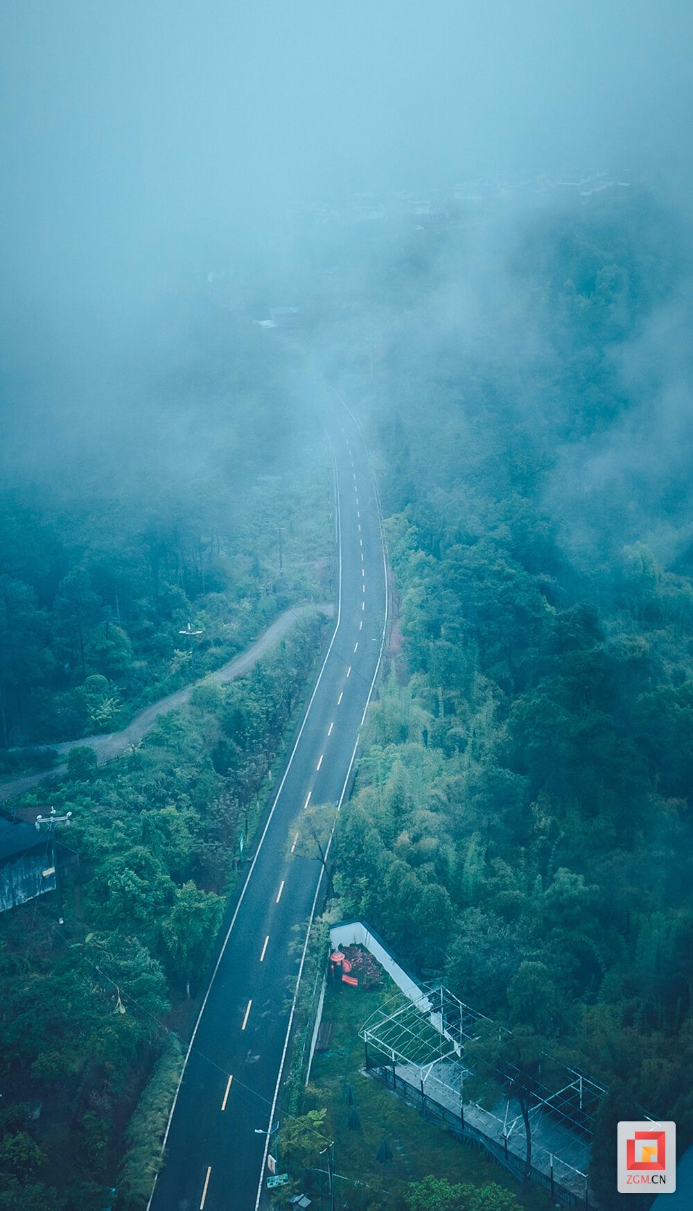 云雾锁青山 路在画中行 记者 宋姿熠 摄.jpg