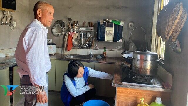 网格员检查燃气安全.JPG