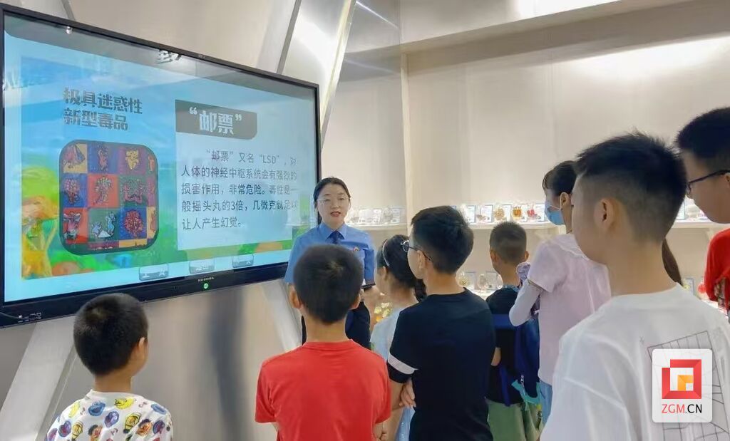 孩子们在青少年法制教育基地中沐浴法治关爱.jpg