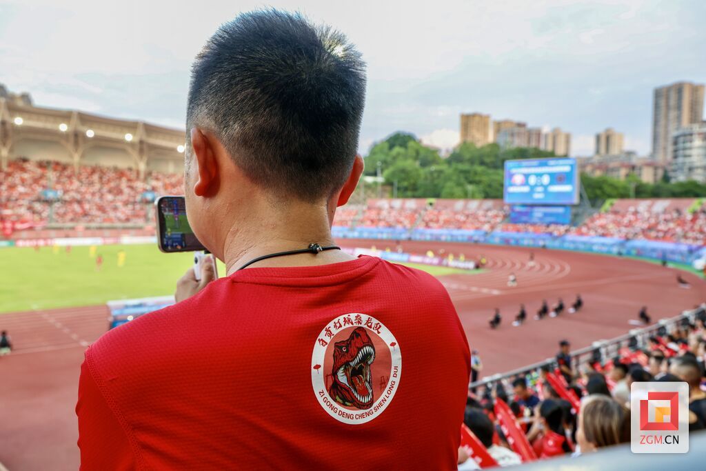 不少市民身着“灯城神龙”队球迷服到现场观赛.jpg