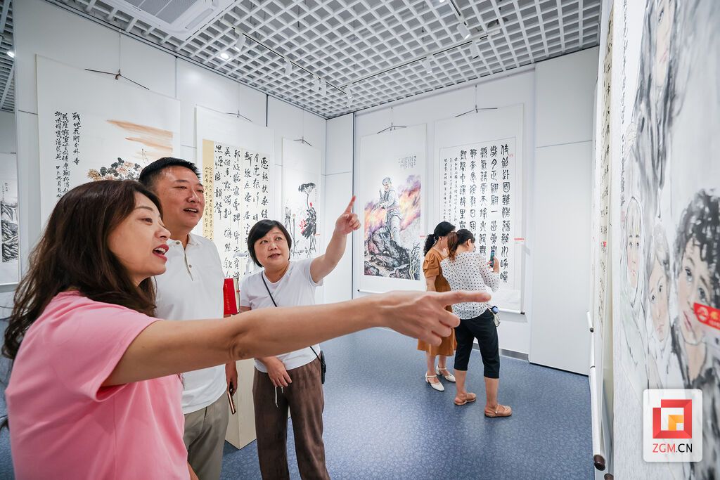 参观展览 记者 宋姿熠 摄.jpg