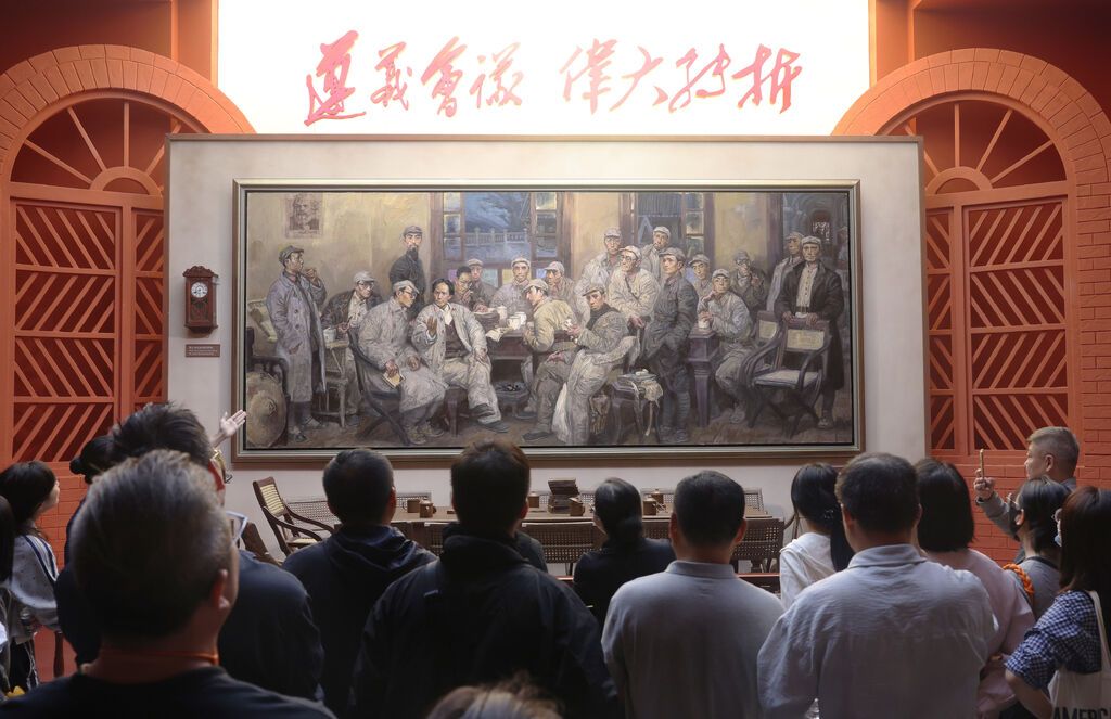 2026年10月13日,北京,观众在中国人民革命军事博物馆参观“伟大的远征——纪念中国工农红军长征胜利90周年主题展览”。图为观众参观油画《遵义会议》。